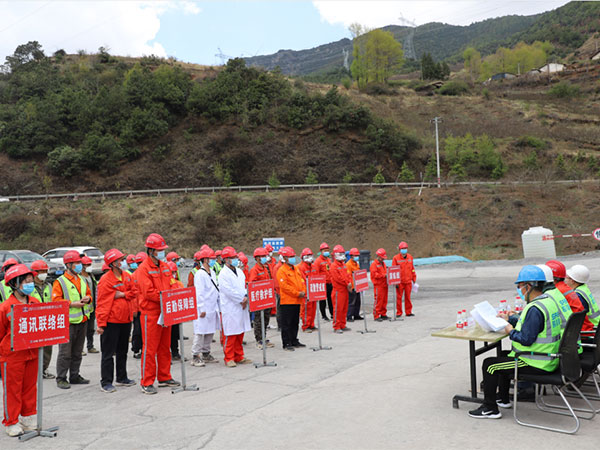 鹽源小高山隧道“瓦斯超限、有毒有害氣體中毒窒息事故”應急救援演練取得圓滿成功